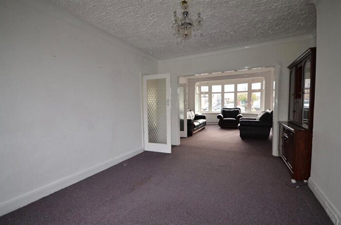 3 Bedroom Semi-Detached House For Sale In Valley Drive, London, NW9