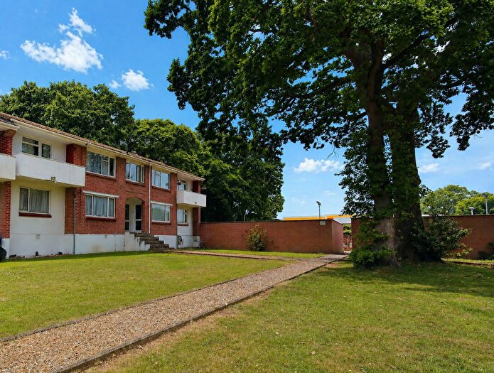 2 Bedroom Flat For Sale In Plantation Road, Darbys Corner, Poole, BH17