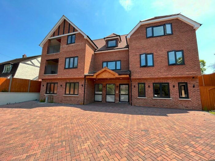 3 Bedroom Flat To Rent In Allium House, Riddlesdown Road, Purley, Surrey, CR8
