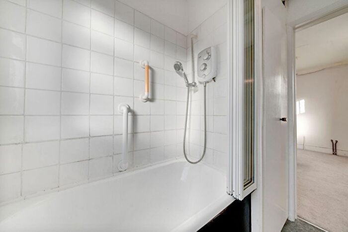 1 Bedroom Flat For Sale In A Eastbury Grove, London, W4