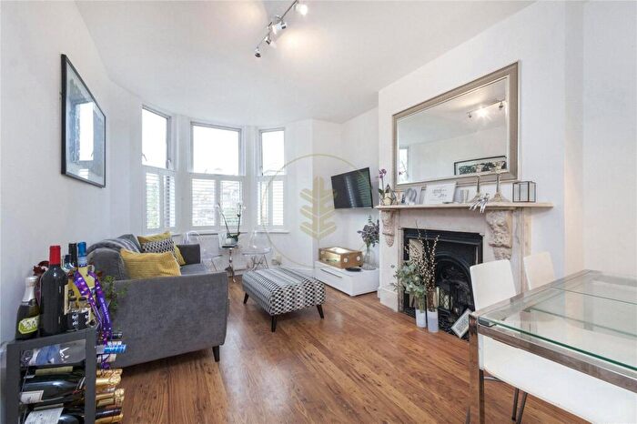 2 Bedroom Apartment For Sale In Kingsgate Road, Kilburn, London, NW6