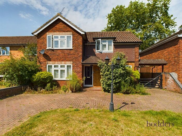 3 Bedroom Detached House To Rent In Sandalwood Avenue, Chertsey, Surrey, KT16