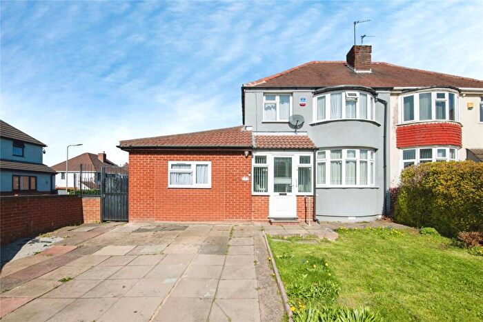 3 Bedroom Semi Detached House For Sale In Swan Crescent, Oldbury, West Midlands, B69