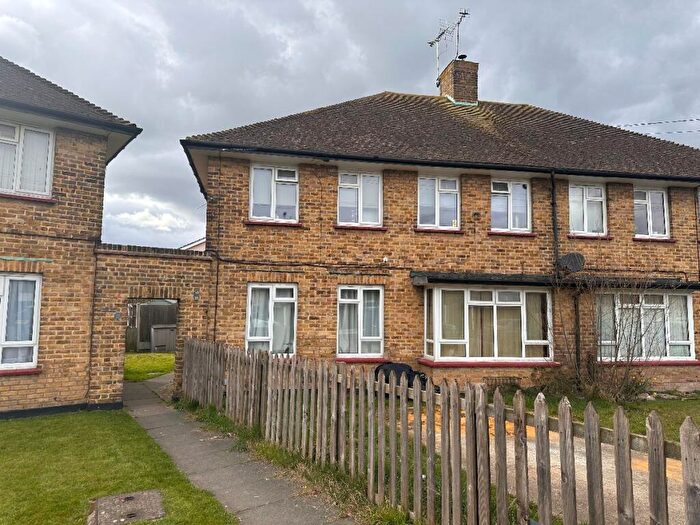 2 Bedroom Flat For Sale In West Crescent, Canvey Island, SS8