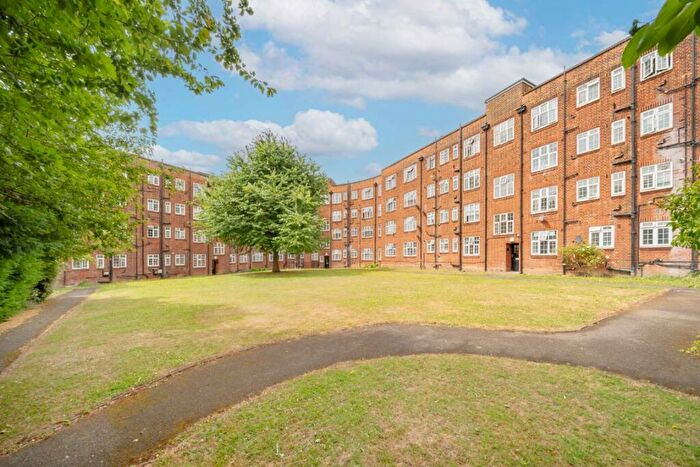 2 Bedroom Flat For Sale In Quadrant Close, Hendon, NW4