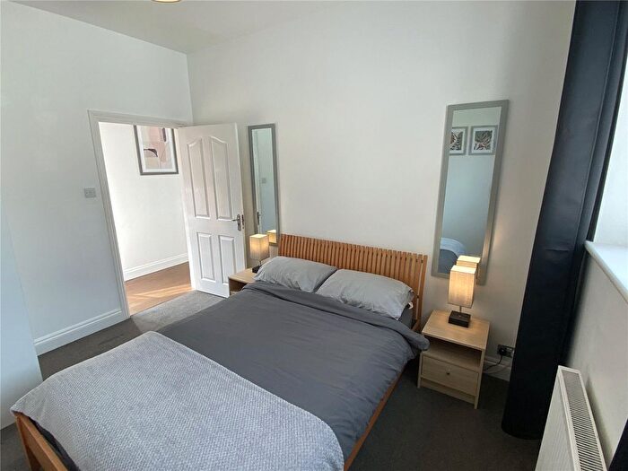 3 Bedroom Flat To Rent In Queens Road, Weybridge, Surrey, KT13