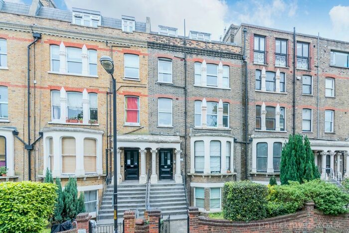 2 Bedroom Flat To Rent In The Gardens, London, SE22