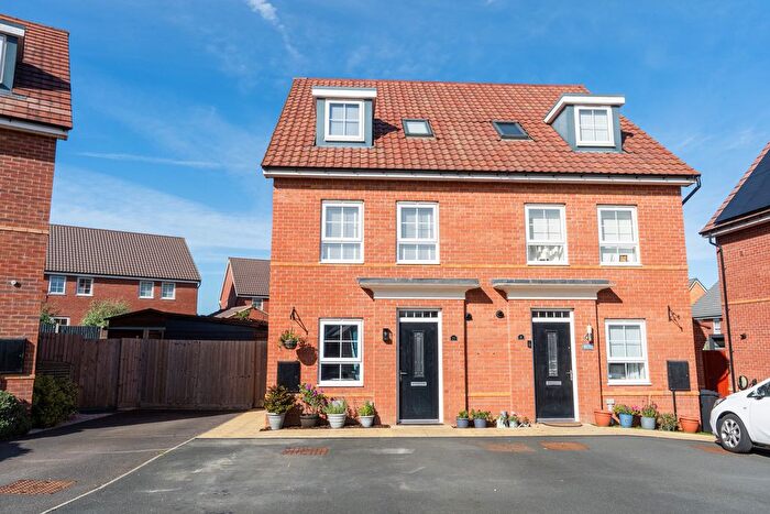 4 Bedroom Semi-Detached House For Sale In Woodpecker Way, Thrapston, NN14