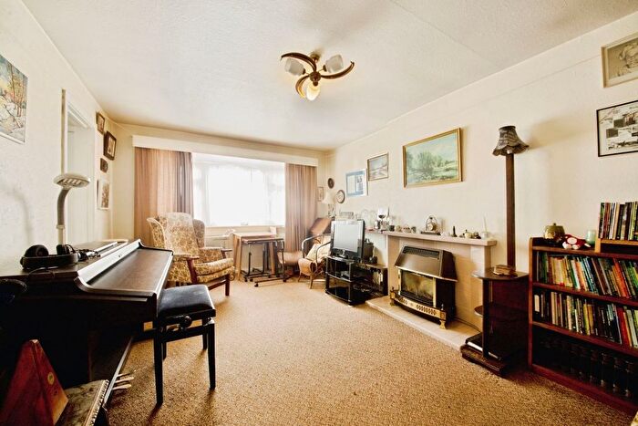 2 Bedroom Flat For Sale In Gerrards Close, London, N14