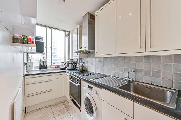 1 Bedroom Flat For Sale In Quadrangle Tower, Hyde Park Estate, London, W2