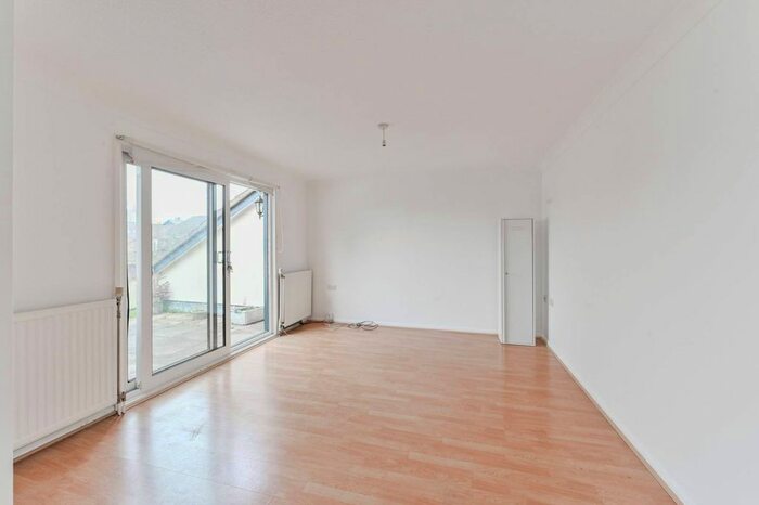 1 Bedroom Flat To Rent In Cherry Close, Walthamstow Village, Walthamstow, London, E17