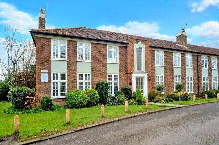 2 Bedroom Flat To Rent In Portsmouth Road, Thames Ditton, KT7