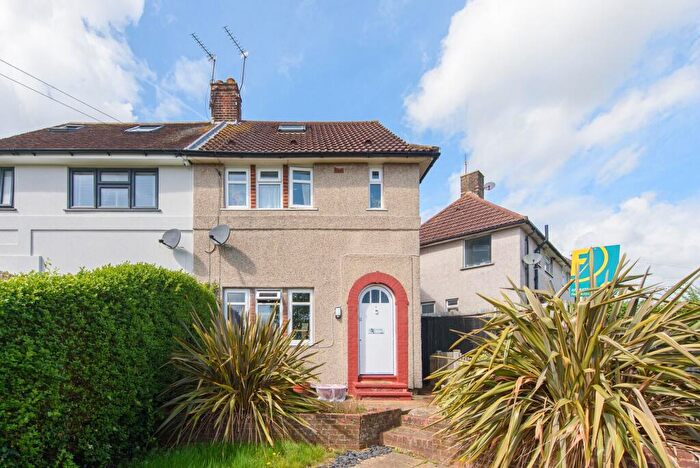 3 Bedroom Semi-Detached House For Sale In Trinder Road, Barnet, EN5