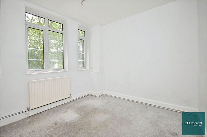 3 Bedroom Flat For Sale In Waverley Grove, Finchley, N3