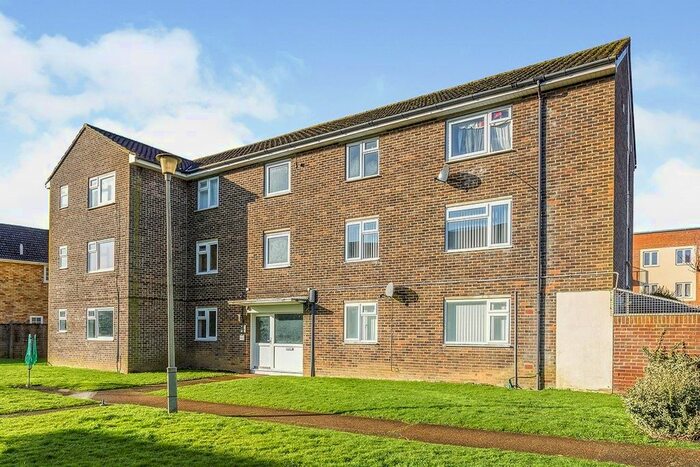 1 Bedroom Flat To Rent In Crombie Close, Waterlooville, Hampshire, PO8