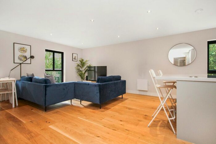 2 Bedroom Flat To Rent In Low Lane, Horsforth, Leeds, LS18