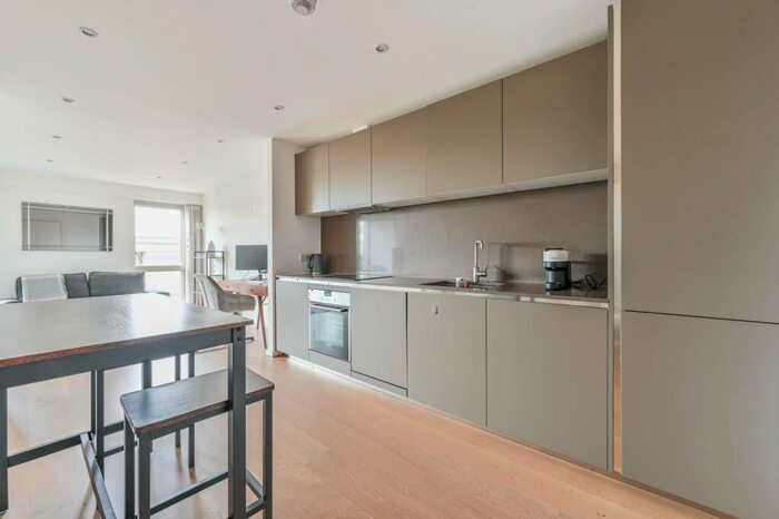 1 Bedroom Flat To Rent In Balham Hill, Clapham Common South Side, London, SW12