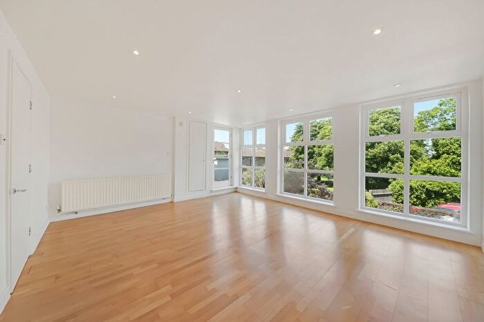 2 Bedroom Flat To Rent In Primrose Court, Cricklewood Lane, NW2