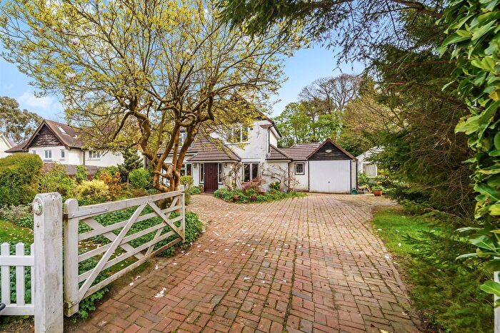 3 Bedroom Detached House For Sale In Tadorne Road, Tadworth, KT20