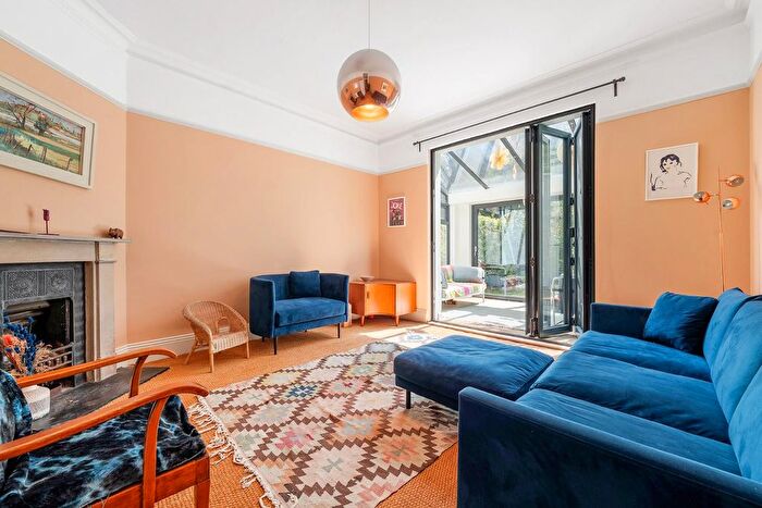 6 Bedroom Semi-Detached House For Sale In Kingsmead Road, SW2