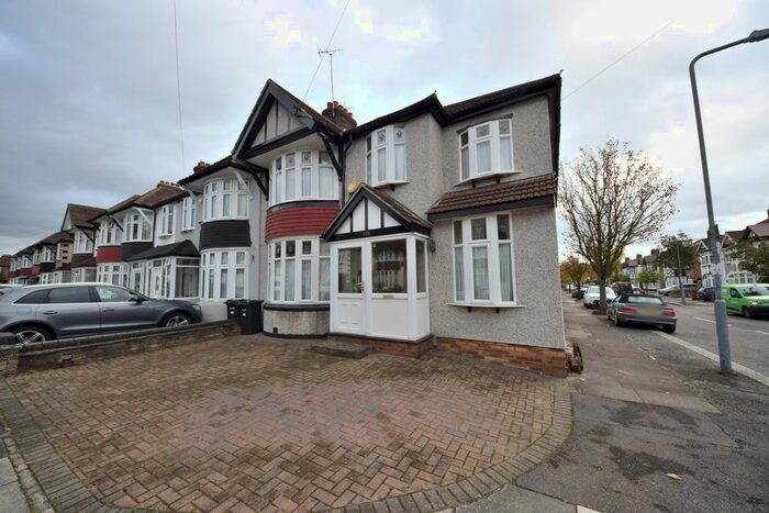 5 Bedroom End Of Terrace House To Rent In Stradbroke Grove, Clayhall IG5