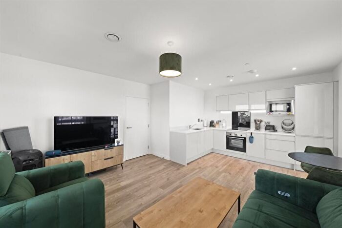 1 Bedroom Flat For Sale In Pump Lane, Hayes, UB3