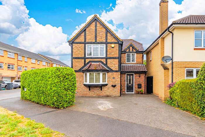 3 Bedroom Detached House For Sale In Kingfisher Drive, Hemel Hempstead, Hertfordshire, HP3
