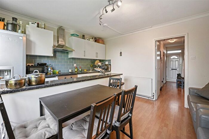 3 Bedroom Flat To Rent In Queensdale Crescent, London, W11