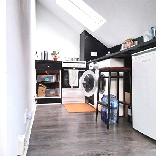 Studio For Sale In Fox Lane, Palmers Green, N13
