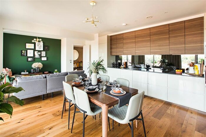 3 Bedroom Flat To Rent In Carpet Street, London, E15