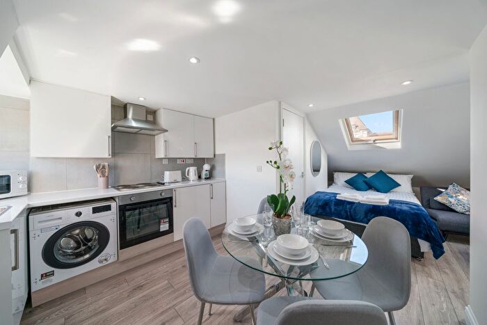 1 Bedroom Flat To Rent In Mitcham Road, SW17
