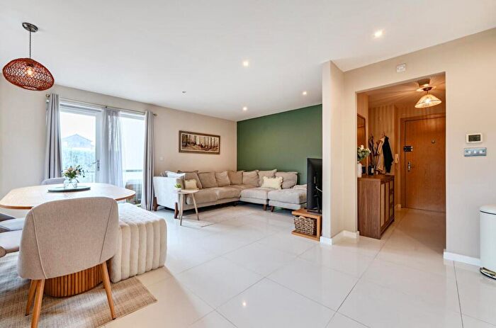 1 Bedroom Flat For Sale In Peacock Close, Mill Hill East, NW7