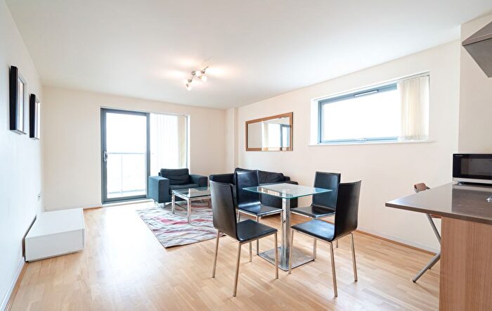 3 Bedroom Flat To Rent In Crowder Street, Aldgate East, E1