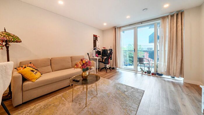 1 Bedroom Flat For Sale In Western Avenue, Perivale, Greenford, UB6