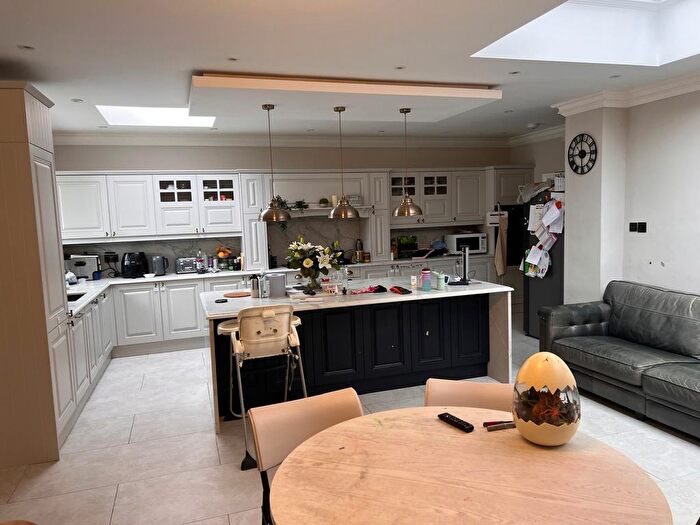 6 Bedroom Semi-detached House To Rent In Brook Crescent, Chingford, E4