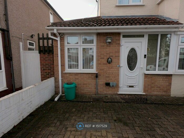 Studio To Rent In Rothesay Avenue, Greenford, UB6