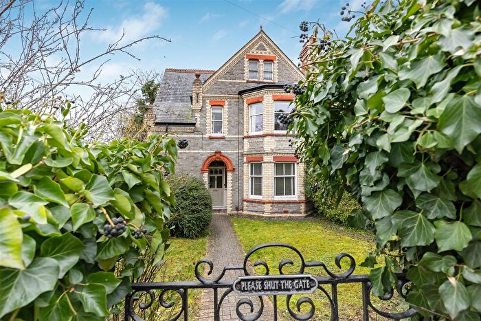 2 Bedroom Flat For Sale In Henley Road, Caversham, Reading, RG4