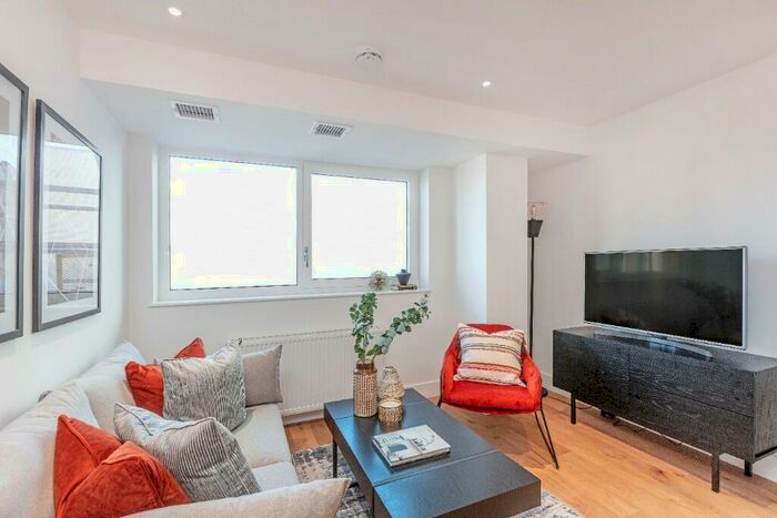 3 Bedroom Flat To Rent In Legion Way, London, N12