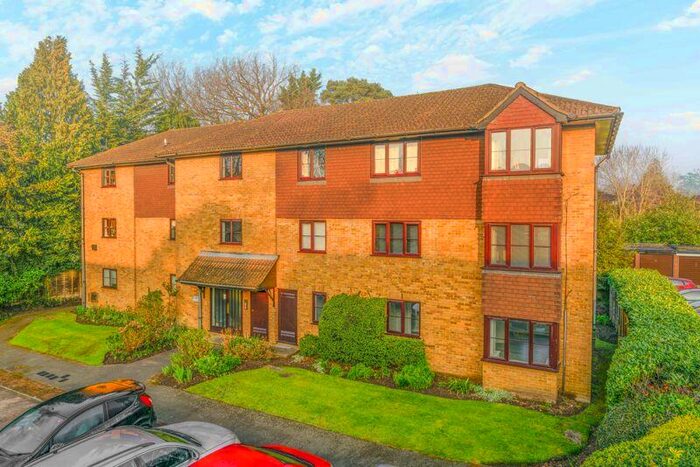 2 Bedroom Flat To Rent In Collingwood Place, Walton-On-Thames, KT12
