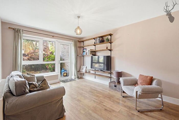 3 Bedroom Apartment To Rent In Rosebank Gardens, Bow, E3