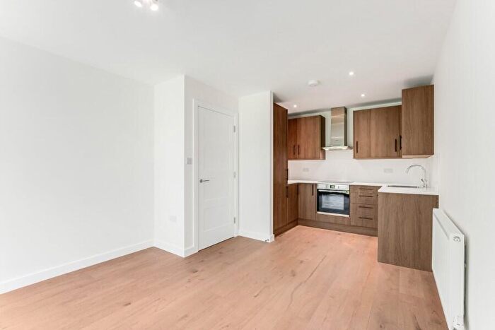 1 Bedroom Flat To Rent In Parkview House, Green Lanes, N8