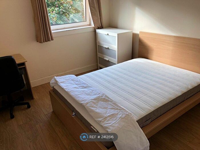 3 Bedroom Flat To Rent In Mcaslin Court, Glasgow, G4