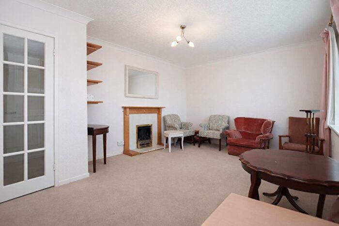 2 Bedroom Maisonette For Sale In Milton Drive, Borehamwood, WD6