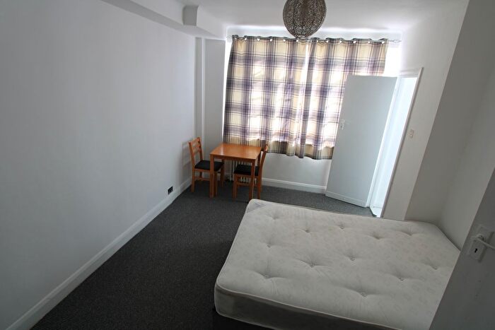 Studio To Rent In Balham High Road, London, SW17