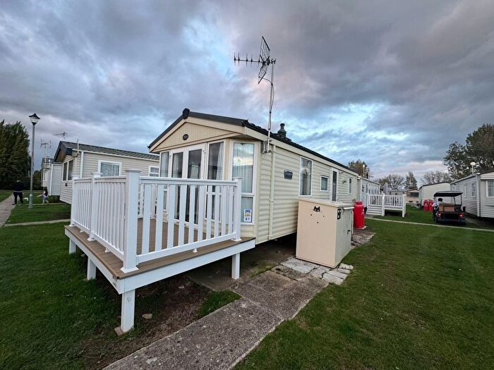 2 Bedroom Mobile/park Home For Sale In Beach Road, St. Osyth, Clacton-On-Sea, CO16