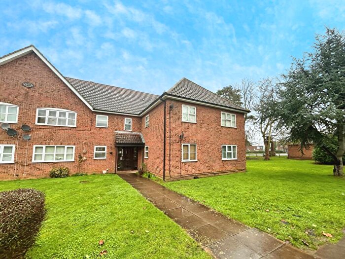 2 Bedroom Flat For Sale In Russet Close, Bedford, MK43