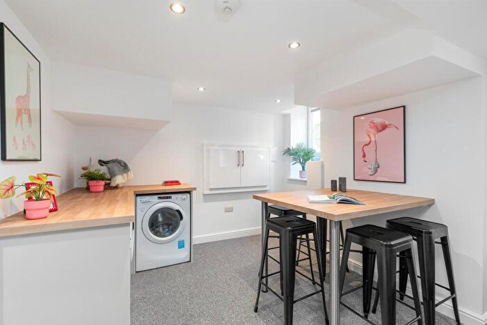 5 Bedroom House To Rent In Beechwood Mount, Leeds, LS4