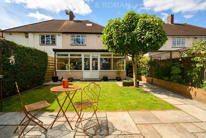 3 Bedroom Semi-Detached House For Sale In Cunliffe Road, Worcester Park, KT19