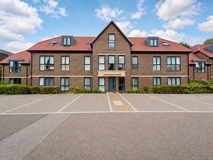 2 Bedroom Flat To Rent In Ely House, Frances Drive, Dunstable, Bedfordshire, LU6