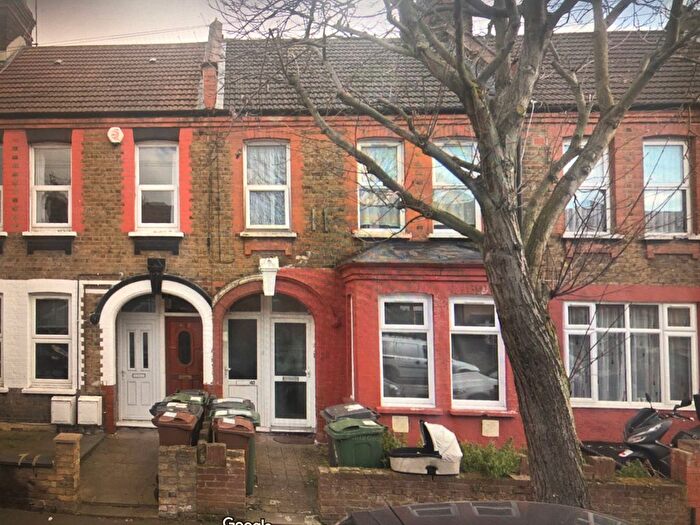 2 Bedroom Flat To Rent In Clementina Road, Leyton, London, E10